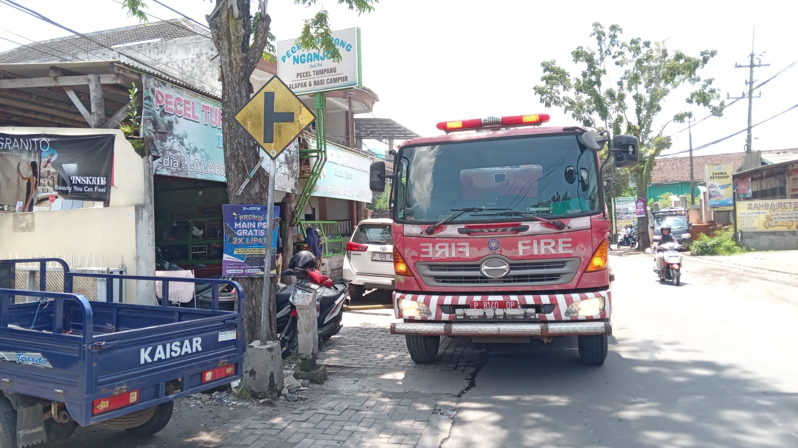 Api dari Kebocoran LPG Hanguskan Rumah Makan Pecel Tumpang, Damkar Jember Sigap Bertindak