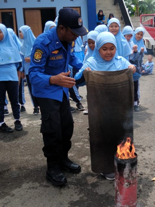 Belajar Sambil Bermain: 110 Siswa SD Al-Baitul Amien Antusias Ikuti Pelatihan Pencegahan Kebakaran oleh Damkar Jember