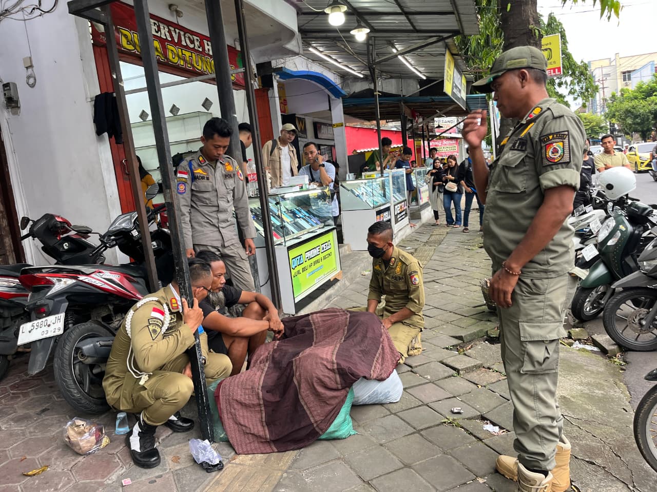 Berawal dari Laporan Warga, Respons Cepat Satpol PP Amankan ODGJ yang Ganggu Ketertiban Umum Di Depan Ruko SMPN 3 Jember