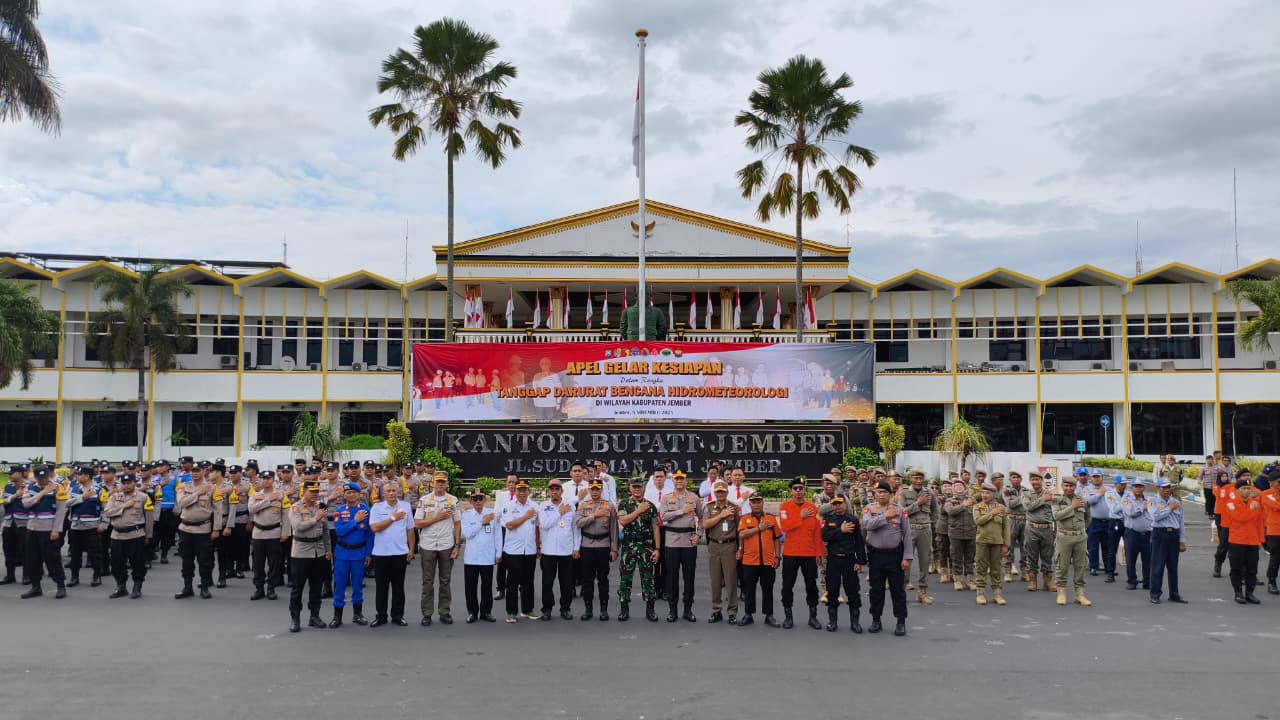 Bersatu Hadapi Bencana! Satpol PP Jember Ikut Apel Siaga Hidrometeorologi Bersama Tim Gabungan