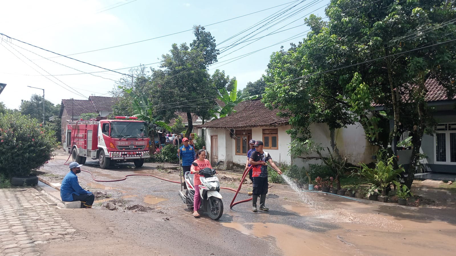 DAMKAR Jember Laksanakan Penyiraman dan Pembersihan Luapan Air Sungai di Panti
