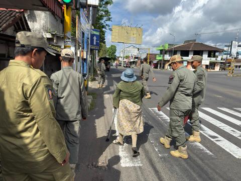 Dengan Pendekatan Persuasif, Satpol PP Jember Ajak Pengemis di Patrang Mendapat Penanganan Sosial