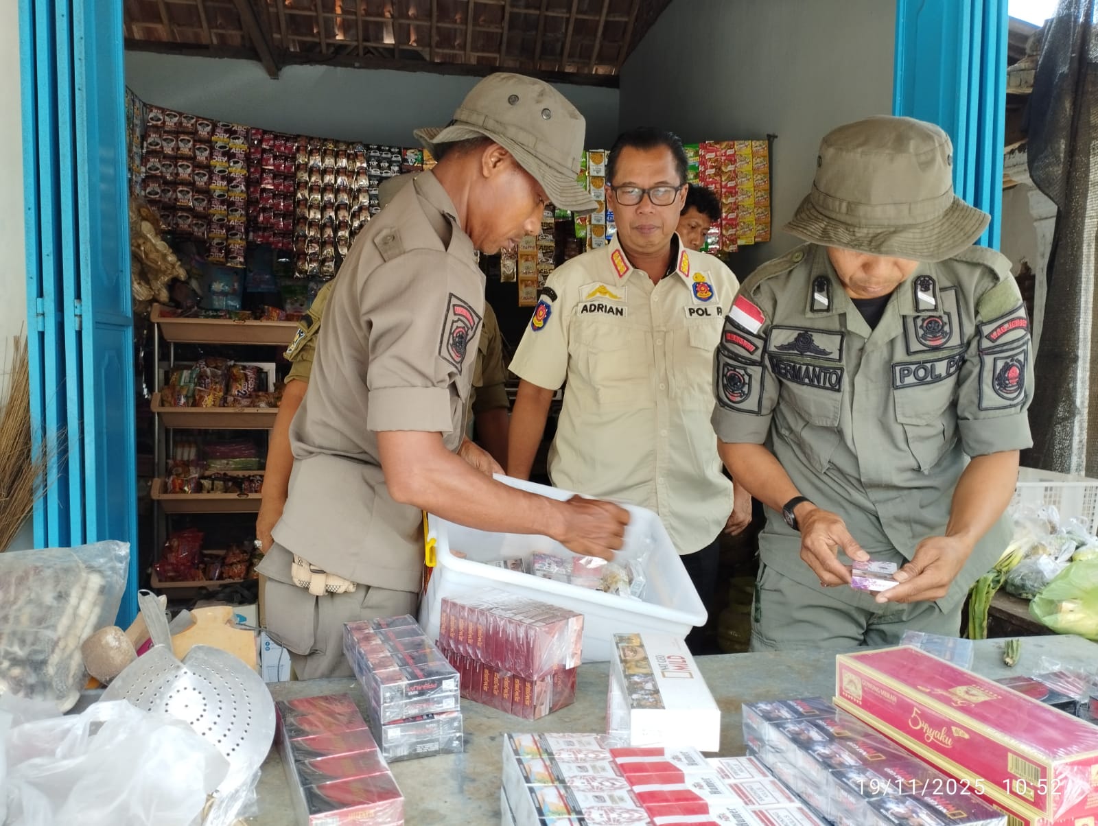Dua Kecamatan Diguncang Razia! Satpol PP Jember Bongkar Ribuan Rokok Ilegal dalam Sekejap