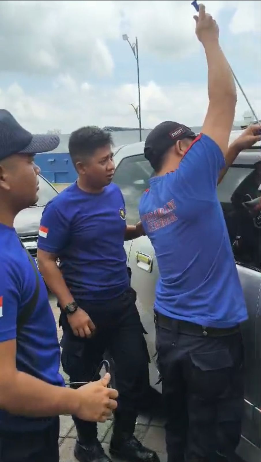 Kunci Mobil Tertinggal di Dalam, Damkar Jember Lakukan Evakuasi