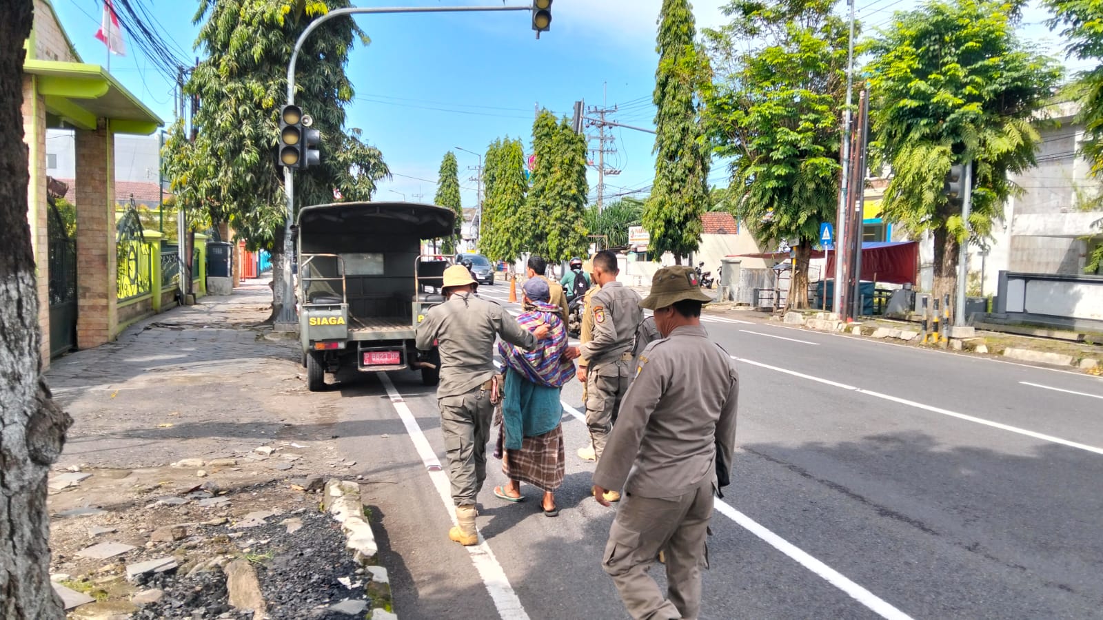 Langkah Humanis Satpol PP Jember Tertibkan ODGJ di Simpang Lampu Merah Bhayangkara