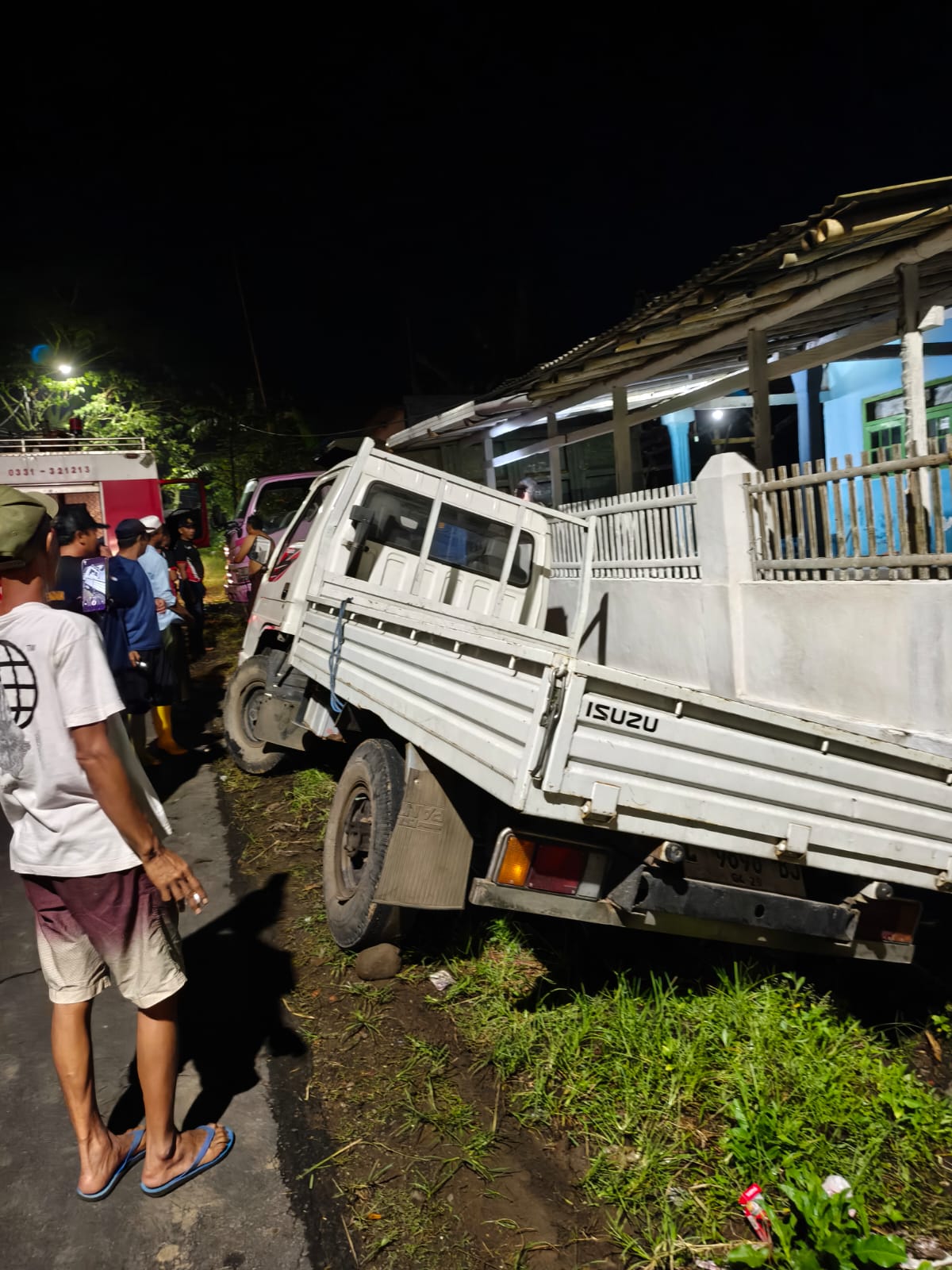 Mobil Terperosok di Jalan Manyar Slawu, Damkar Jember Gerak Cepat Lakukan Evakuasi
