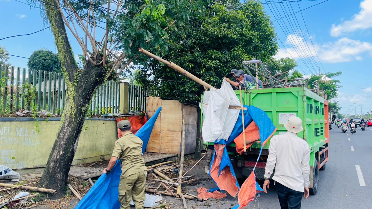 Penertiban PKL Melanggar Aturan di Sejumlah Ruas Jalan Jember, Satgas Infrastruktur dan Tata Ruang Bertindak Tegas
