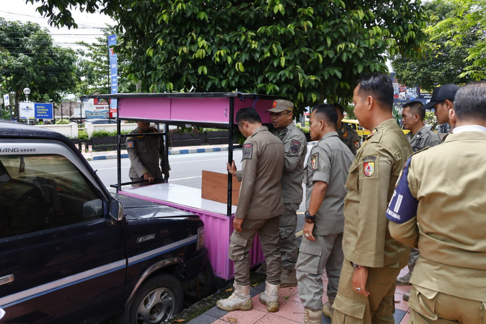 Satgas Infrastruktur dan Tata Ruang Amankan Rombong Terlantar di Area Pintu Masuk Pemkab Jember