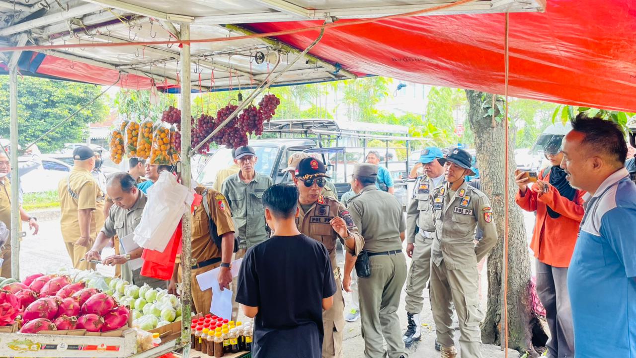 Satgas Infrastruktur dan Tata Ruang Jember Susuri Sejumlah Jalan, Berikan Himbauan PKL Tidak Berjualan di Trotoar