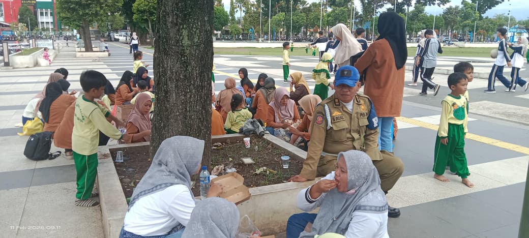 Satpol PP Jember Ajak Siswa Tertib Buang Sampah di Alun-Alun Jember