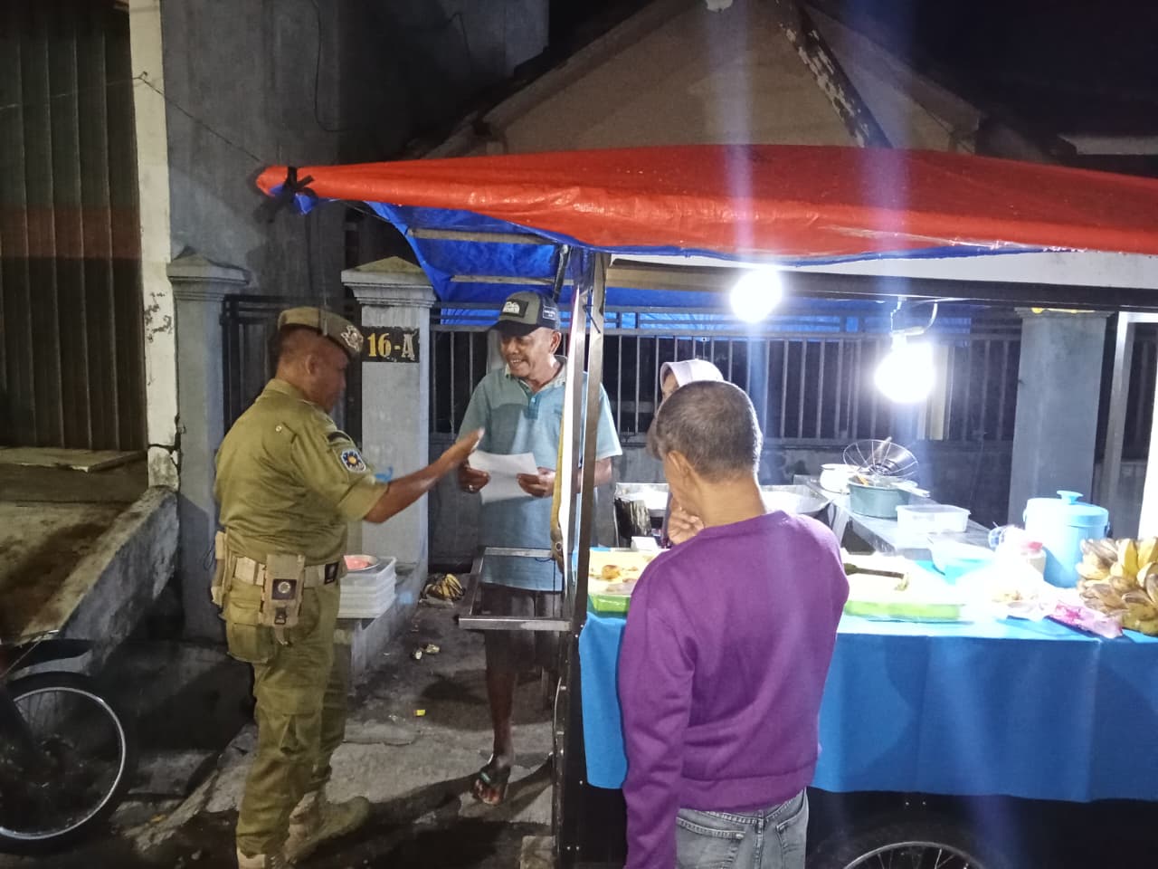 Satpol PP Jember Gelar Apel Malam Persiapan Sosialisasi PKL di Wilayah Kaliwates