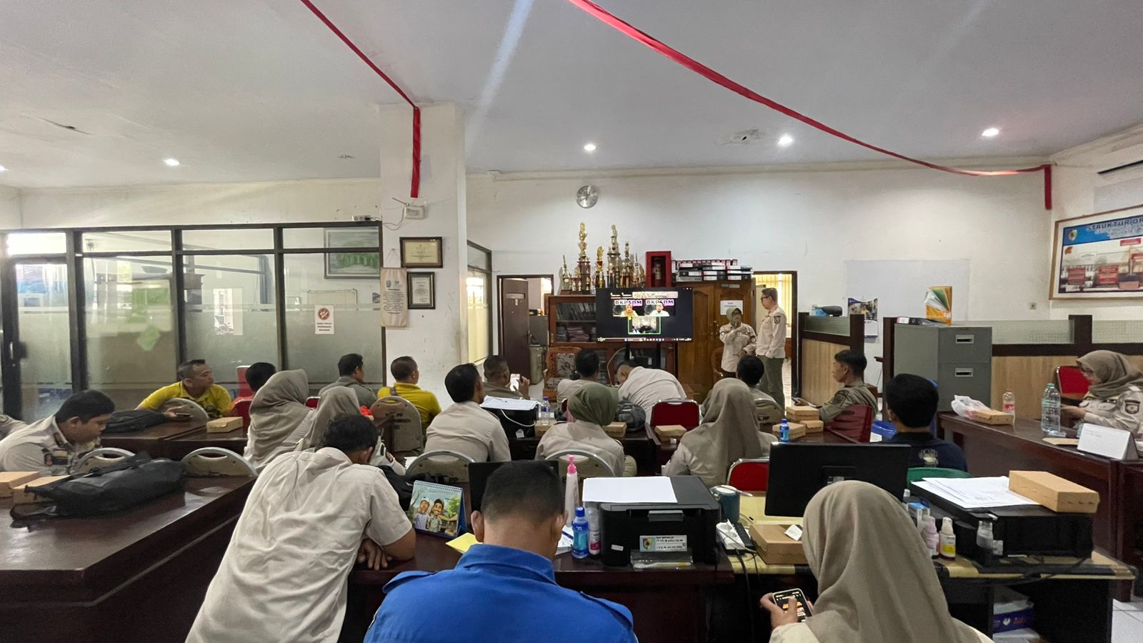 Satpol PP Jember Ikuti Bimtek Penandatanganan Perjanjian Kerja PPPK Paruh Waktu 2025 Secara Daring