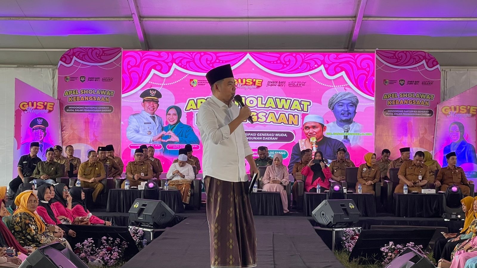 Satpol PP Jember Laksanakan Pamwal Bupati Gus Fawait pada Acara Gus’e Menyapa di Kecamatan Balung