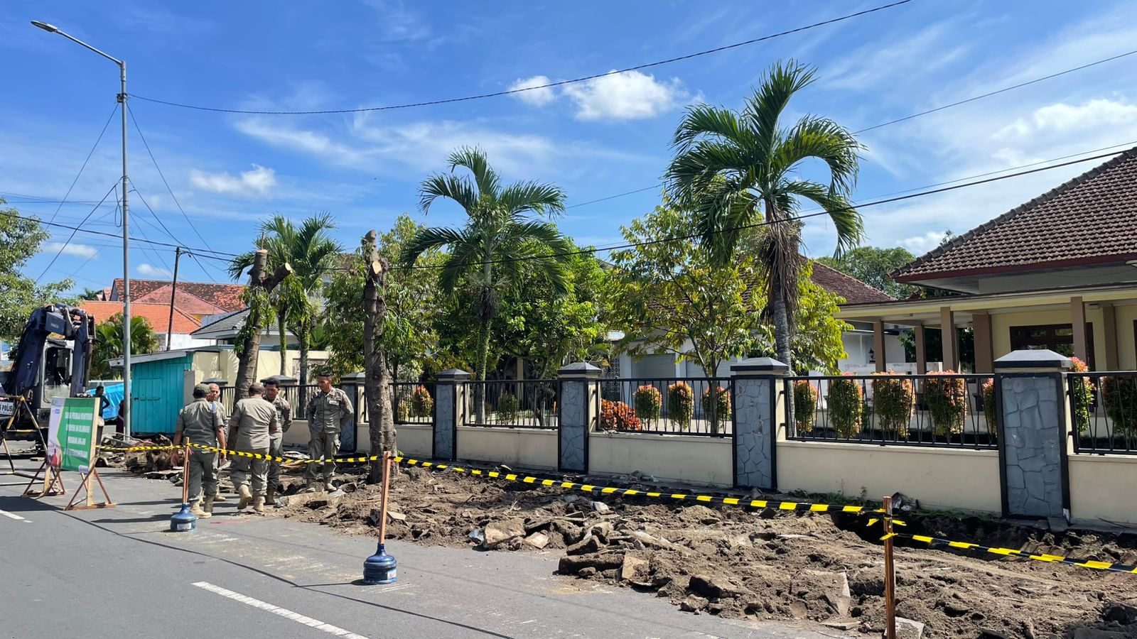 Satpol PP Kawal Ketat Pembangunan Trotoar Street Food di Jalan Kartini, Lakukan Pengamanan Lalu Lintas dan Sterilisasi PKL