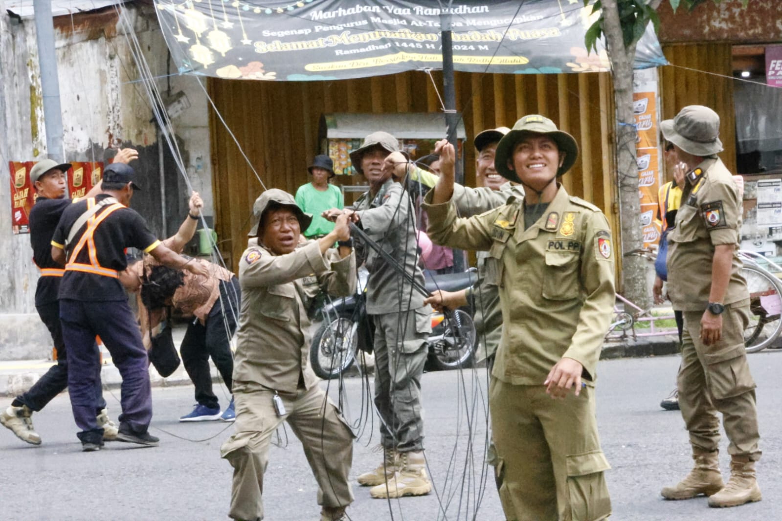 Tertibkan Kabel Semrawut, Satpol PP Jember Ikut Andil Dalam Operasi Gabungan Penertiban Jaringan Optik Ilegal