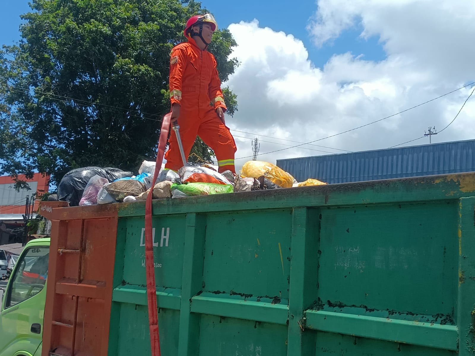 Truk Sampah DLH Terbakar di Alun-Alun Ambulu, Damkar Sigap Lakukan Pemadaman